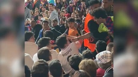 Golpeados y expulsados de Montjuic dos espectadores por llevar camisetas del Real Madrid