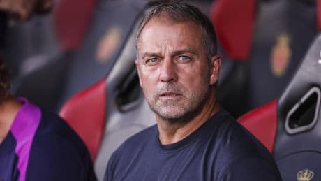 Lío en el Barça tras los últimos resultados en LaLiga y el "ego": Hansi Flick refuerza su equipo con un exjugador culé