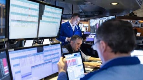 Wall Street cae cerca de un 2% tras la debilidad del dato del PIB estadounidense