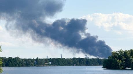 Feuer in Haslehorst: Riesige Rauchwolke: Brand in Spandauer Kleingartensiedlung