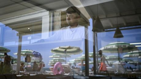 Pénurie de main-d'œuvre en Bulgarie : les travailleurs ouzbeks à la rescousse du secteur touristique
