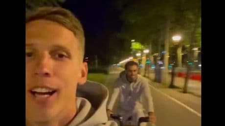 La multa que le podría caer a Dani Olmo por grabarse con su móvil mientras iba en bici