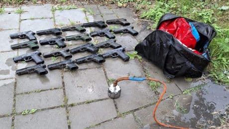 Magneetvisser vindt tas met wapens in sloot in Den Haag