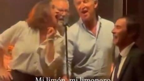 Feijóo se sube al escenario de un bar de A Coruña para cantar 'Mi limón, mi limonero': "Me gusta la fruta"