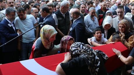 Türkiye, kahramanlarını uğurluyor: Cenazede yürek yakan anlar