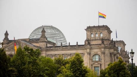 „Bundestag ist ja kein Zirkuszelt“ - Empörung wegen Merz-Satz zur Regenbogenflagge