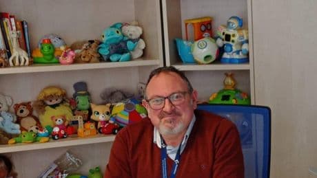 Sobre el pediatra amonestado por aliviar la muerte de una niña