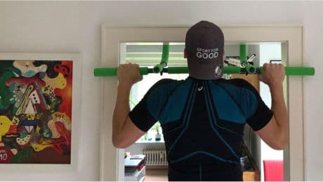 Krafttraining zu Hause: Klimmzugstangen für die Tür: Wie stabil sind mobile Fitnessgeräte?