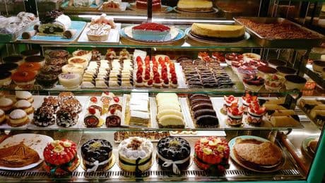 Adiós a una de las pastelerías más emblemáticas de Madrid: sus simbólicos locales echan el cierre