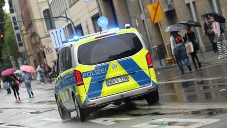Köln: Motorradfahrer nach Zusammenstoß mit VW lebensgefährlich verletzt