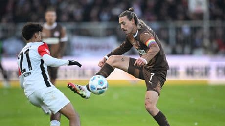 Bundesliga im Liveticker: St. Pauli könnte sich bei Eintracht Frankfurt retten