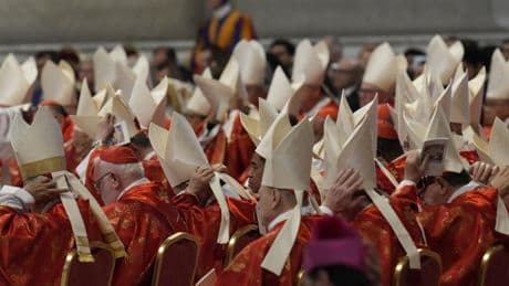 Les cardinaux entrent en conclave pour élire le nouveau pape