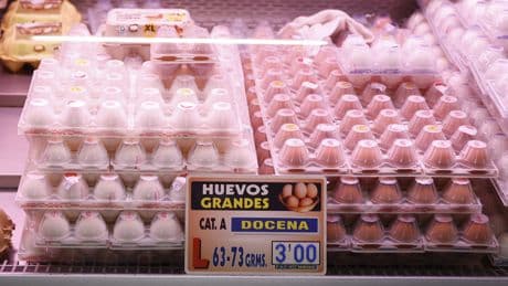 El huevo sigue la estela del aceite de oliva: el consumo crece un 2,9% pero su precio se dispara un 18%