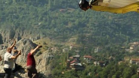 Vatandaş sokağa döküldü: 220 kilometreye hızla ilçenin üzerinden geçti