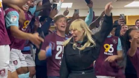 El 'mini concierto' del Burnley para celebrar el ascenso a la Premier