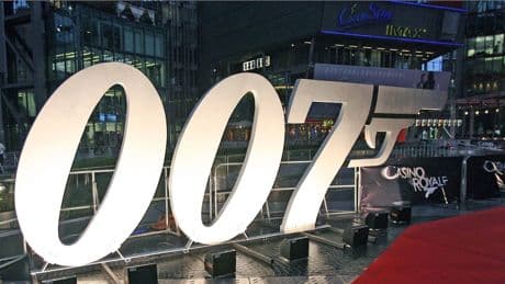 „Glatze, Prothesen“: Ex-James-Bond-Star bringt sich als „Senior-007“ ins Spiel