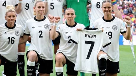 Geste auf der Haut - DFB-Stars spielen mit Gwinn-Aufkleber