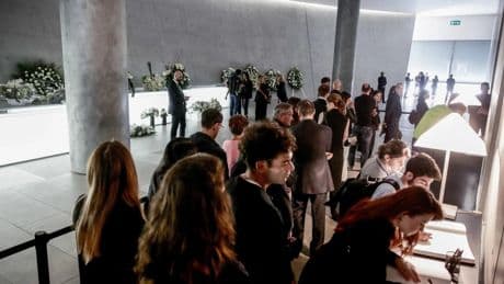 Largas colas y rostros famosos en Milán para despedir a Giorgio Armani