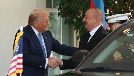 ABD Başkanı Trump’tan Aliyev’e samimi karşılama: “Barış konusunda eminim”