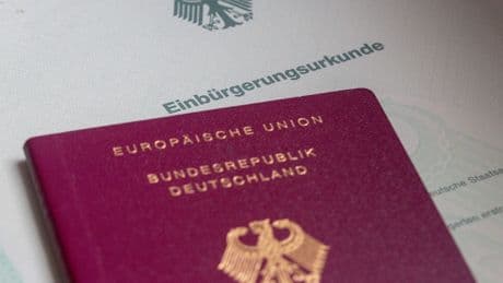 Steigerung um fast 50 Prozent: Zahl der Einbürgerungen steigt auf Höchststand