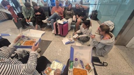 La desesperación de dos vizcaínos tirados casi tres días en un aeropuerto de Arabia Saudí: «Nos tratan como ovejas»