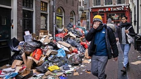 Amsterdam zet zich schrap voor afvalstaking bij start toeristenseizoen: ’Om je kapot te schamen’