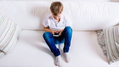 Avoir un smartphone avant 13 ans pourrait entraîner des conséquences bien plus lourdes qu'on ne l'imagine