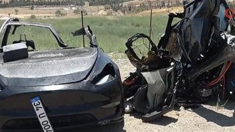 Tesla ortadan ikiye bölündü! Feci kazada iki hemşire hayatını kaybetti
