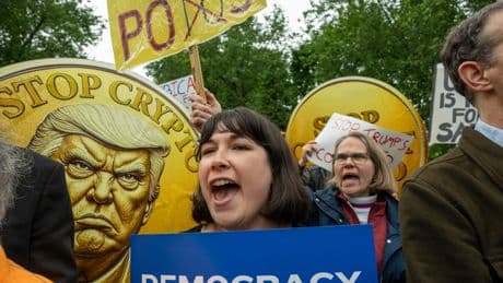 Los ganadores de la puja ‘cripto’ de Trump se cobran su premio: cena con el presidente entre acusaciones de “corrupción”