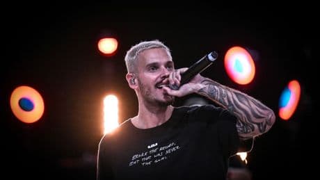 "Il y a des projets qui changent un homme": Matt Pokora dans un téléfilm sur Oradour-sur-Glane pour TF1