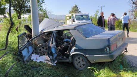 Burdur'da kaza! Otomobil elektrik direğine çarptı: 2 yaralı