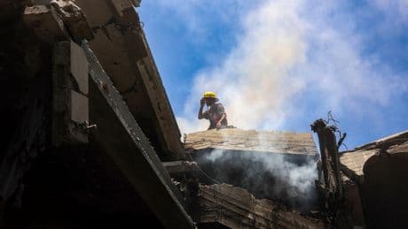 Gaza: les sauveteurs de la Défense civile en première ligne face aux victimes des bombardements israéliens