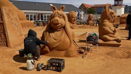 Beeindruckende Strandkunst - Schweinische Aktion im Sand
