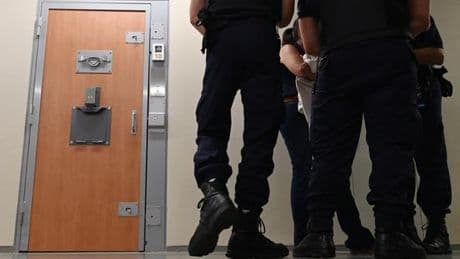 Après les attaques contre les prisons, l’inquiétude et la colère des surveillants : « Il ne s’agit plus seulement d’intimider, ils veulent tuer du bleu »
