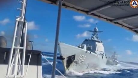 El impresionante choque entre un destructor y un barco de la Guardia Costera de China al perseguir a un navío filipino