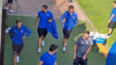 Sampdoria, la Sud a Ponte Di Legno: applausi alla squadra, cori contro Messina e Silvani
