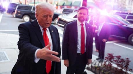 Trump, sobre la felicitación enviada a Epstein por su 50 cumpleaños:  "No es mi firma ni la forma en la que yo hablo"