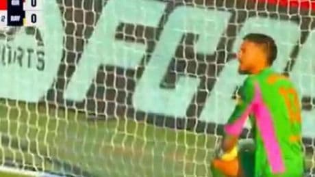 ¡Tierra, trágame! Así fue el gravísimo error de Gazzaniga en el Girona-Rayo