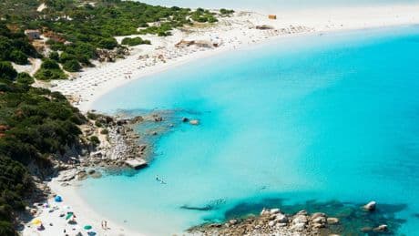 Tra ticket e ingressi contingentati le iniziative per difendere le spiagge gioiello della Sardegna