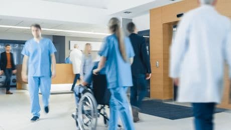 Disabilità e cure: il divario Mediterraneo tra ticket, liste d’attesa e fuga verso il privato