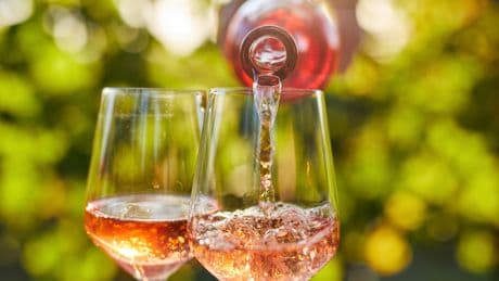 «Le beau temps fait vendre» : météo estivale et jours fériés, le cocktail gagnant des producteurs de vin rosé