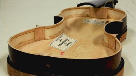 Un violon fabriqué par un prisonnier à Dachau identifié 80 ans plus tard