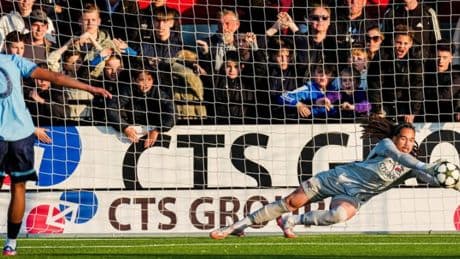 El portero ‘parapenaltis’ de la Youth League brilla en el AZ Alkmaar, próximo rival del Barça