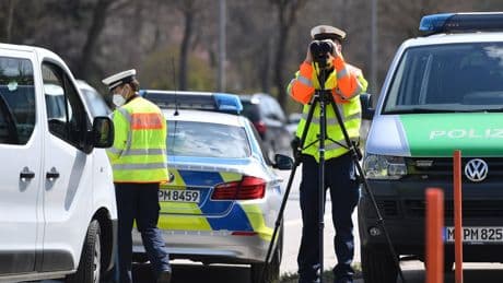 Frankfurt: Blitzermarathon – Teenager rast 100 km/h zu schnell über Straße