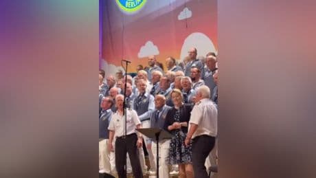 Hier singt Franziska Giffey mit dem Shanty Chor Berlin