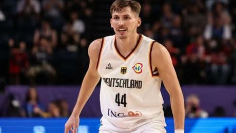 Un fichaje del Real Madrid anota un incríble triple desde más allá de media pista