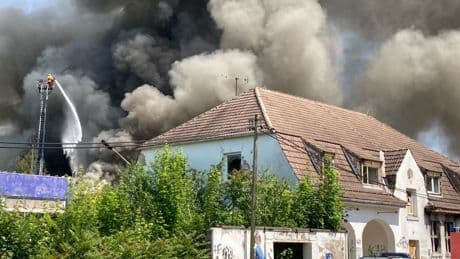 Brände: Brand auf ehemaligem Schlachthofgelände – Einsatz dauert an