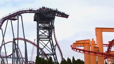 Auf neuer Achterbahn - Fahrgäste stürzen aus 50 Metern Höhe