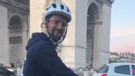 Während der French Open - Hier radelt Djokovic durch Paris