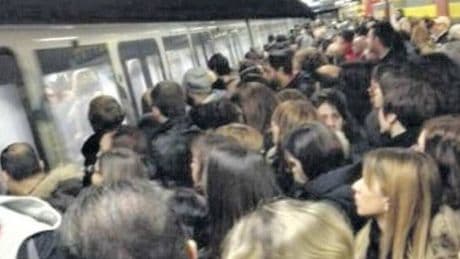 Roma, borseggiatore fugge sui binari della metro A: la polizia lo insegue in galleria, treni fermi e disagi per migliaia di viaggiatori